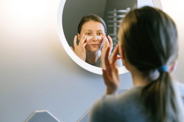 7 Remedies To Get Rid Of Dark Circles & Puffy Eyes